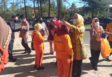 Pemkot Berikan Bentuan Untuk Pahlawan Kebersihan