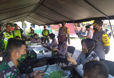 Ringankan Beban Masyarakat Sinergi TNI - Polri dan Pemda Buka Dapur Lapnagan