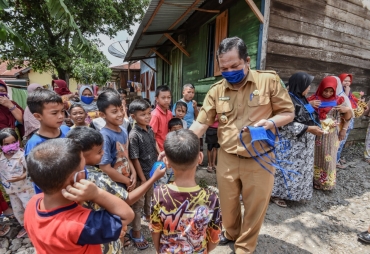 Walikota Sidimpuan Bagi-bagi Masker