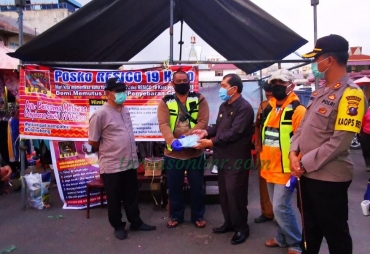 Bupati Serahkan Bantuan Masker di Posko Resico 19 Berastagi