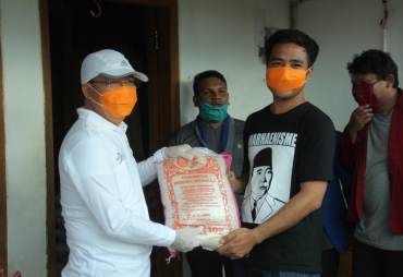 Bantu Mahasiswa Perantau di Bengkulu Gubernur Rohidin Salurkan 583 Karung Beras