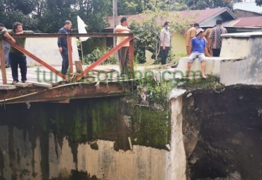 Pasca Banjir Bupati Karo Tinjau Jembatan Rusak