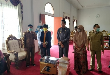 Sikapi Dampak Corona Bupati Gusril Salurkan Bantuan Beras