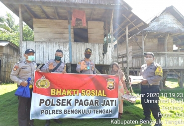Kapolsek Pagar Jati Bagikan Sembako kepada WargaKapolsek Pagar Jati Bagikan Sembako kepada Warga