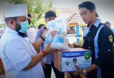 Walikota Serahkan Rasmie kepada Perwakilan Himpunan Mahasiswa