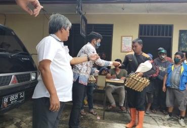 Agra Reynold Gurning Salurkan Sembako Di Hari Buruh Nasional 