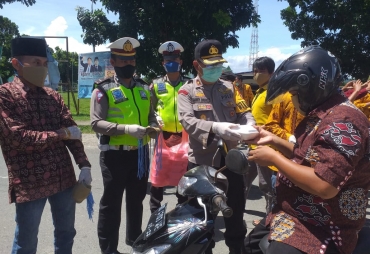 Hut ke-12 Bawaslu Kaur Gelar Bagi-bagi Masker dan Nasi Kotak