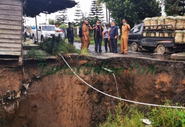 Bupati Karo Tinjau Longsor di Jalan Tongkoh-Barusjahe
