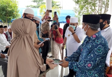 Walikota dan Wawali Serahkan Bantuan Basnaz ke Ustad se-Kota Bengkulu