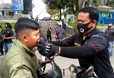 PJTK saat memakaikan masker kepada pengendara