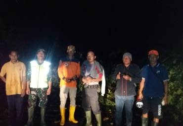 Tampak Tim Mulai Bergerak untuk menanggulangi Tanah Longsor