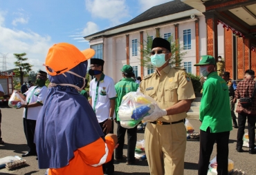 Pemkab Mura Bersama Baznas Berikan Sembako Kepada Pekerja Harian Lepas