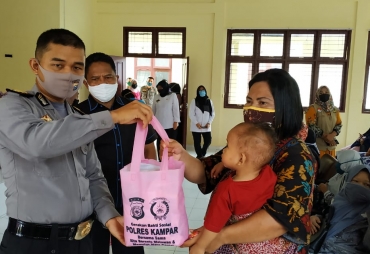 Bhayangkari Polres Kampar Distribusikan 100 Paket Bantuan Kemanusiaan