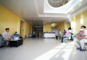 Gubernur Rohidin Lebaran Bareng Tenaga Medis Pejuang Covid-19