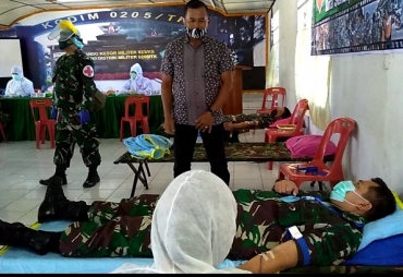 Dandim 0205/TK sedang melakukan donor darah