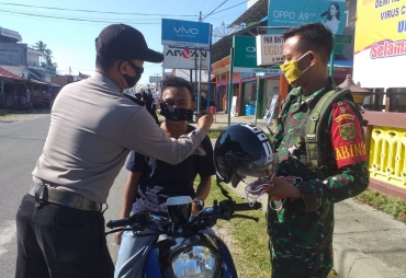 Sinergi Lawan Corona Polsek dan Koramil Kaur Selatan Bagikan Masker