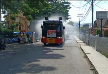 Polres Sidimpuan Semprotkan Cairan Disinfektan di Ruang Publik