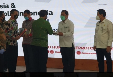 Menkopulhukam Serahkan Tiga Buku Pedoman Covid-19 Kepada Bupati Karo