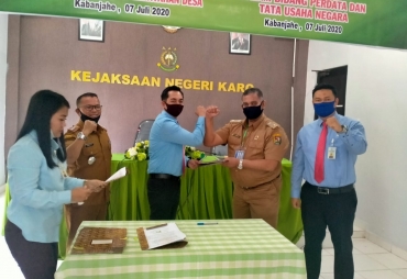 Kajari Karo Denny Ahmad SH MH bersama Kasidatun Muhammad Taufik SH saat foyo bersama Kades Se-Kecamatan Merdeka