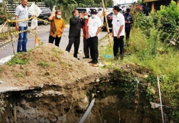 Ketua DPRD Sumut dan Bupati Karo Tinjau Longsor di Jalan Tongkoh-Barusjahe