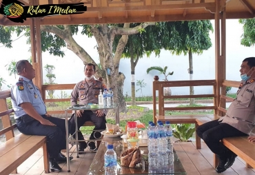 Karutan Kelas I Medan Theo Adrianus Purba bersama Kapolsek Medan Sunggal Kompol Yasir Ahmadi