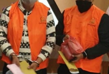 Kedua Tersangka Dugaan Korupsi TPA Dokan Baron Kaban (sekarang sebagai Kabid Pertamanan PUPR Karo, -Kanan) dan rekannya Rusdianto sesaat memasuki Rutan Kabanjahe