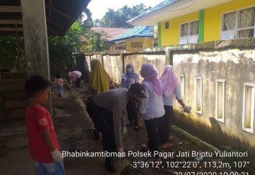 Kapolsek Monitoring Kegiatan Kampung Bersih dan Kegiatan Belajar di Rumah