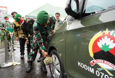 Danrem 071/Wijayakusuma Lounching Mobil Ambulance Bantuan Pertamina Cilacap