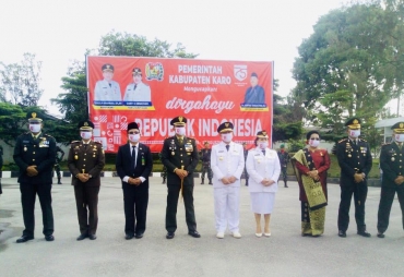 Forkopimda Foto bareng setelah melaksanakan Upacara Bendera merah putih di Halaman parkiran Kantor Bupati Karo