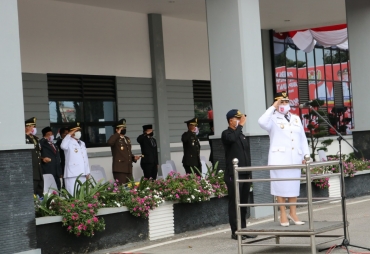 Wabup Karo Jadi Irup Penurunan Bendera HUT RI ke-75