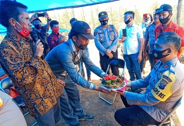 Warga Desa Pertibi saat menabalkan marga Munthe dan menyajikan masakan khas kepada Kapolres Tanah Karo AKBP Yustinus Setyo Indroyono SH SIK