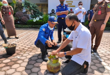 Kejari Mukomuko Gelar Simulasi Penggunaan Apar dan Pemadaman Api