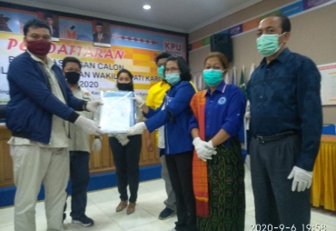 Bapaslon Yus Felesky-Paulus Sitepu Daftar ke KPU Karo 