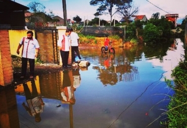 Kerap Tergenang Air Bupati Karo Tinjau Jalan Lingkar Stadion Samura