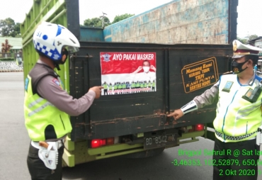 Pemasangan Stiker Himbauan pemakaian Masker