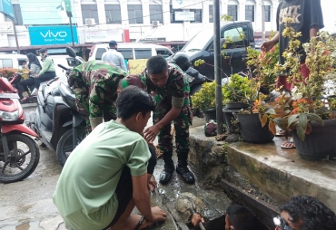 Antisipasi Banjir Lokal Koramil 13/Panyabungan Laksanakan Kegiatan Karya Bakti