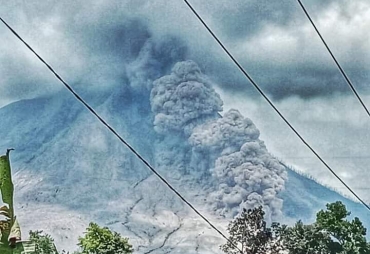 Gunung Sinabung Muntahkan Awan Panas Guguran Dua Kali