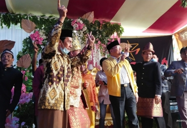 Bernyanyi Bersama Rohidin Larut Dalam Suasana Keakraban Resepsi Pernikahan Warga Kaur