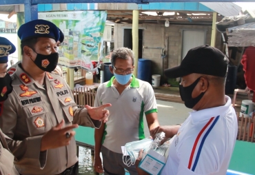 Ditpolair Polda Kepri Bagikan Masker dan Vitamin