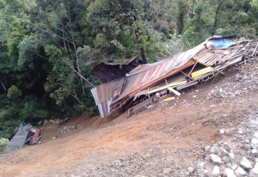 Dua Rumah di Jalinsum Karo-Dairi Ambles ke Jurang
