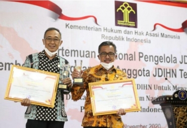 Sekda Kota Batam Terima Penghargaan JDIH Dari Menkumham RI