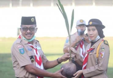 Sekda Kota Batam Bersama Pramuka Tanam Pohon Kelapa