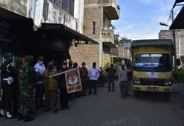Sekda Karo Lepas Kotak Suara dan Alat Kelengkapan Secara Simbolis