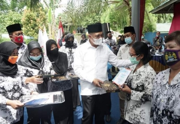 HUT PGRI Ke-75 Bupati Batu Bara Berikan Piagam 167 Guru