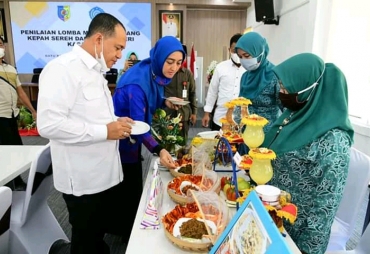 Peringati Hari Ibu Ketua TP PKK Batu Bara Gelar Lomba Masak Rendang Kepah 