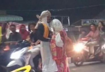 Sepasang Kekasih Berpelukan di Tengah Jalan Merdeka Tanjung Tiram Diduga Gangguan Jiwa