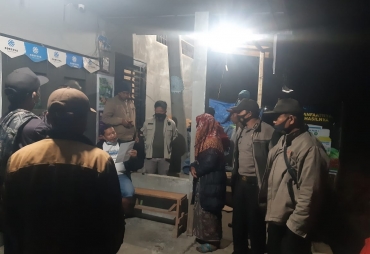 Petugas Bhabinkamtibmas Polsek Tiga Panah dan warga mengevakuasi jenazah korban mati tergantung (istimewa)