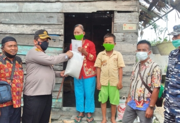 Jelang Imlek Kapolres Berikan Sembako Kepada Masyarakat Tionghoa