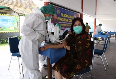 Wakil Bupati Karo Jalani Vaksinasi Dosis Pertama