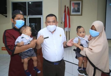 Plh Bupati Labuhanbatu Jemput Bayi Kembar Di RSUP Adam Malik